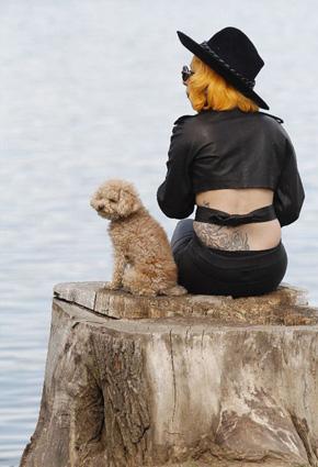 ليدي غاغا تعلّم كلبها هواية جديدة ... الرسم